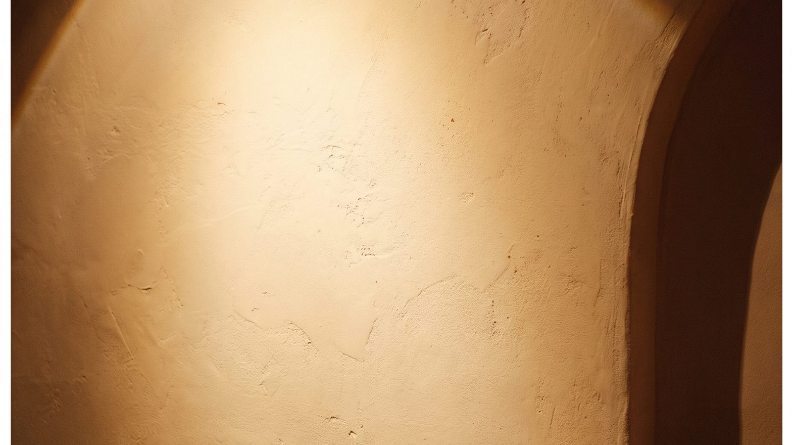 Warmes Lampenlicht auf einer hellen Wand, die Atmosph&auml;re des Studio K in Bozen