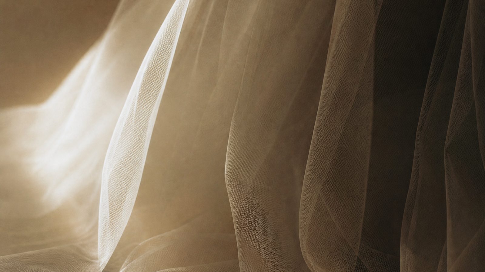 Velo di tulle bianco in luce calda, preparazione sposa allo Studio K di Bolzano